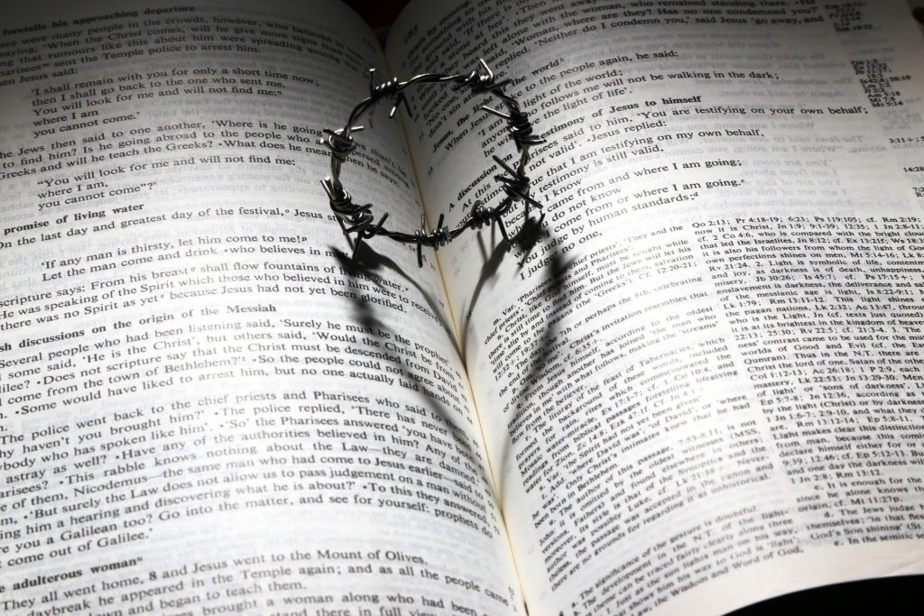 Livro aberto com sombra de anel em formato coração